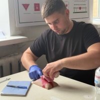 Чоловік виконує практичне завдання