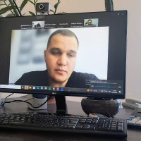 Монітор комп'ютера на ньому видно учасників наради