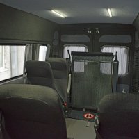 автомобіль обладнаний підйомником для перевезення людей на інвалідному візку