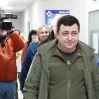 Заступник Начальника ОВА Андрій Кавунець, представники медіа та інші учасники зустрічі йдуть коридором ЦПМСД