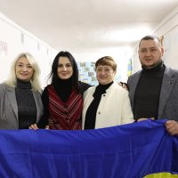 спільне фото народної депутатки України Ірини Борзової, Першого заступника Начальника ОВА Наталі Заболотної, керівництва району та школи з прапором