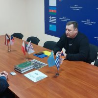 Фото чоловіків під час наради