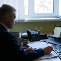 Директор Департаменту міжнародного співробітництва та регіонального розвитку ОВА Ігор Цехановський конспектує запит підприємця під час проведення онлайн-зустрічі з підприємцями у рамках платформи «Діалог влади та бізнесу»