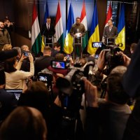 Фото чоловіків під час виступу 