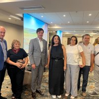 Спільне фото заступника міністра Мінекономіки Тараса Висоцького з директором Департаменту Олегом Сідоровим, працівниками Департаменту та учасниками Регіональних слухань