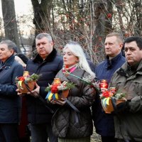 учасники церемонії покладання квітів