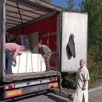 Директорка Вінницької обласної дитячої клінічної лікарні Лідія Діденко біля вантажного автомобіля з гуманітарною допомогою