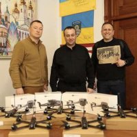 Начальник ОВА Сергій Борзов та військові, яким передають дрони