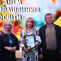 Перша заступниця Начальника ОВА Наталя Заболотна, голова Вінницької обласної Ради Вячеслав Соколовий та учасниці заходу, яка отримала нагороду