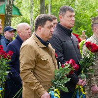 Заступник начальника ОВА Андрій Кавунець та учасники покладання