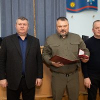 заступник Начальника ОВА Сергій Здітовецький, голова обласної Ради Вячеслав Соколовий та учасник засідання сесії під час нагородження