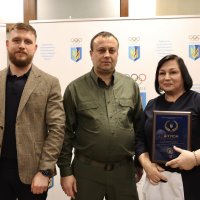 Начальник ОВА Сергій Борзов, Виконавчий директор НОК України у Вінницькій області Сергій Пліхта та жінка, яка отримала диплом