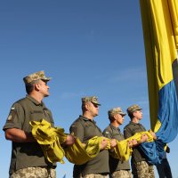  Фото військовослужбовців при піднятті Прапору