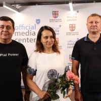 Заступник Начальника ОВА Андрій Кавунець, нагороджена журналістка та заступник Голови обласної Ради Ігор Івасюк