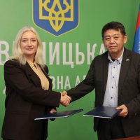 Перша заступниця начальника ОВА Наталя Заболотна та представник японської делегації під час рукостискання