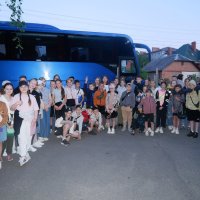 Фото дітей перед автобусом