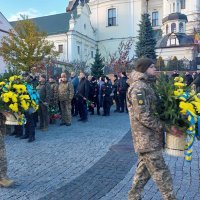 Вшанування загиблих Героїв у Вінниці: хвилина мовчання і покладання квітів до пам'ятного знаку.