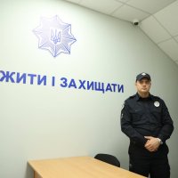 Представник поліції у приміщенні