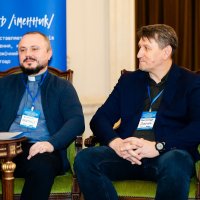  Фото чоловіків під час виступу.