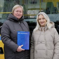 Перша заступниця Начальника ОВА Наталя Заболотна та учасниця зустрічі під час передачі автобусів