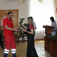 У День екстреної медичної допомоги Народна депутатка України Ірина Борзова вручає Грамоти Верховної Ради України.