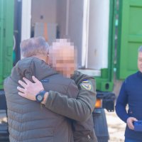 Заступник Начальника ОВА Сергій Здітовецький та учасники зустрічі під час передачі мобільної лазні