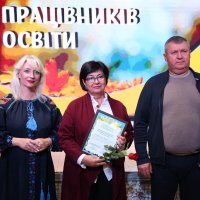 Перша заступниця Начальника ОВА Наталя Заболотна, голова Вінницької обласної Ради Вячеслав Соколовий та учасниця заходу, яка отримала нагороду