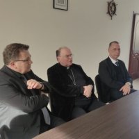  Фото чоловіків під час наради 