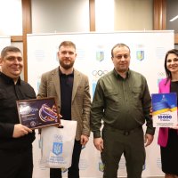 Начальник ОВА Сергій Борзов, Виконавчий директор НОК України у Вінницькій області Сергій Пліхта, начальник Вінницької РВА Віталій Урдзік та жінка