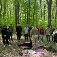 учасники військово-патріотичного вишколу під час навчання з надання першої допомоги в умовах бойових дій та критичних ситуацій 