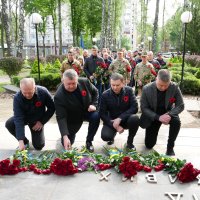 заступник начальника ОВА Сергій Здітовецький, міський голова Сергій Моргунов та голова обласної Ради Вячеслав Соколовий під час покладання