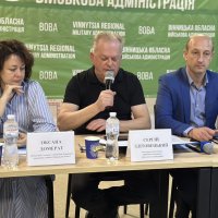 Заступник начальника ОВА Сергій Здітовецький звертається з вітальним словом до присутніх, поряд з ним директор Департаменту Олег Сідоров та начальник податкової служби Оксана Домерат