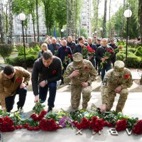 Заступник начальника ОВА Андрій Кавунець та учасники покладання