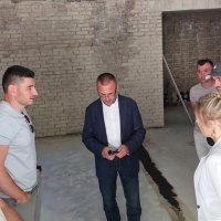 Директорка департаменту охорони здоров’я та реабілітації Вінницької ОВА Ольга Задорожна дивиться як йдуть роботи з реконструкції приймального відділення обласної клінічної лікарні ім. Пирогова.