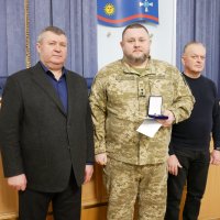 заступник Начальника ОВА Сергій Здітовецький, голова обласної Ради Вячеслав Соколовий та учасник засідання сесії під час нагородження