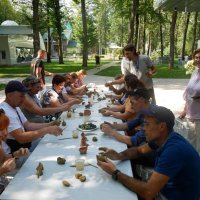 директорка Вінницького обласного центру соціальних служб Олена Стоялова та учасники зустрічі під час майстер-класу "Ліплення з глини"