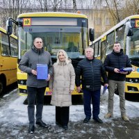 Перша заступниця Начальника ОВА Наталя Заболотна та учасники зустрічі під час передачі автобусів