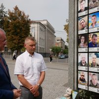 Учасники зустрічі біля біля пам’ятного знаку Небесній Сотні та загиблим Героям російсько-української війни