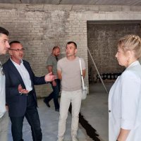 Директорка департаменту охорони здоров’я та реабілітації Вінницької ОВА Ольга Задорожна дивиться як йдуть роботи з реконструкції приймального відділення обласної клінічної лікарні ім. Пирогова.