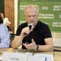 На фото заступник начальника ОВА Сергій Здітовецький з мікрофоном в руці спілкується з присутніми на засіданні колегії