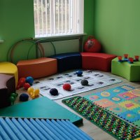 кімната для занять з дітьми молодшого шкілького віку. іграшки