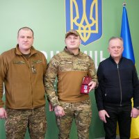 Заступник Начальника ОВА Сергій Здітовецький, командир в/ч 3008 Національної гвардії України полковник Валентин Сірак та ветеран війни Віталій Верес