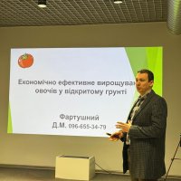 Учасник наради доповідає на сцені