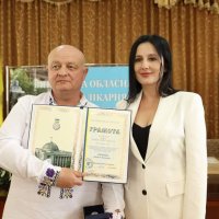 У День екстреної медичної допомоги Народна депутатка України Ірина Борзова вручає Грамоти Верховної Ради України.