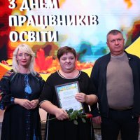 Перша заступниця Начальника ОВА Наталя Заболотна, голова Вінницької обласної Ради Вячеслав Соколовий та учасниця заходу, яка отримала нагороду