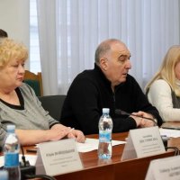 Чоловік та жінки під час наради 