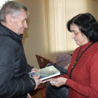 вручення книг членам родин загиблих захисників та захисниць