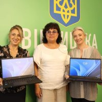 Перша заступниця Начальника Вінницької обласної військової адміністрації Наталя Заболотна та директорка департаменту охорони здоров’я та реабілітації Ольга Задорожна передали сімейним лікарям ноутбуки.