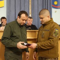 фото вручення нагороди Начальнику ОВА Сергію Борзову від НГУ