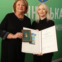 Перша заступниця Начальника ОВА Наталя Заболотна та директорка Вінницького технічного фахового коледжу Світлана Василюк, яка отримала нагороду